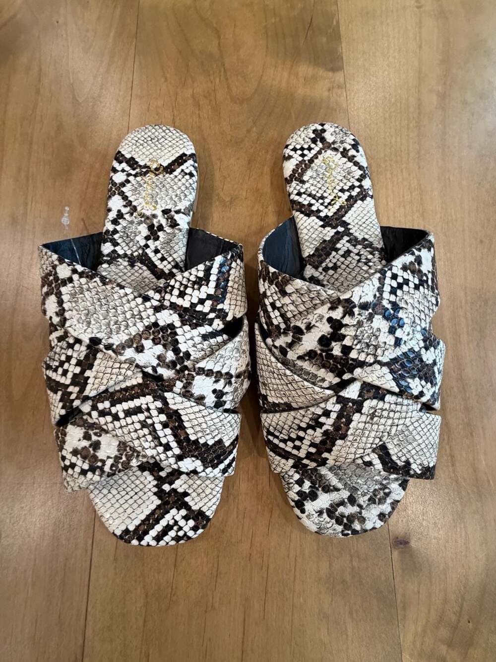 Qupid Snakesprint Crossover Flat Sandals Slides Sz 6